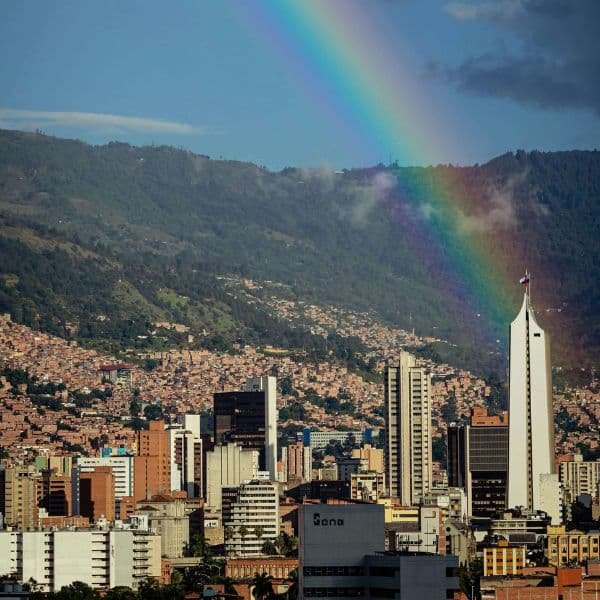Medellin edificio Coltejer 600x600 fondo arcoiris